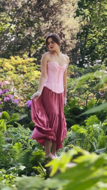 Renaissance-Inspired High Waist Maxi Skirt with Pockets in Scarlet - Image 7